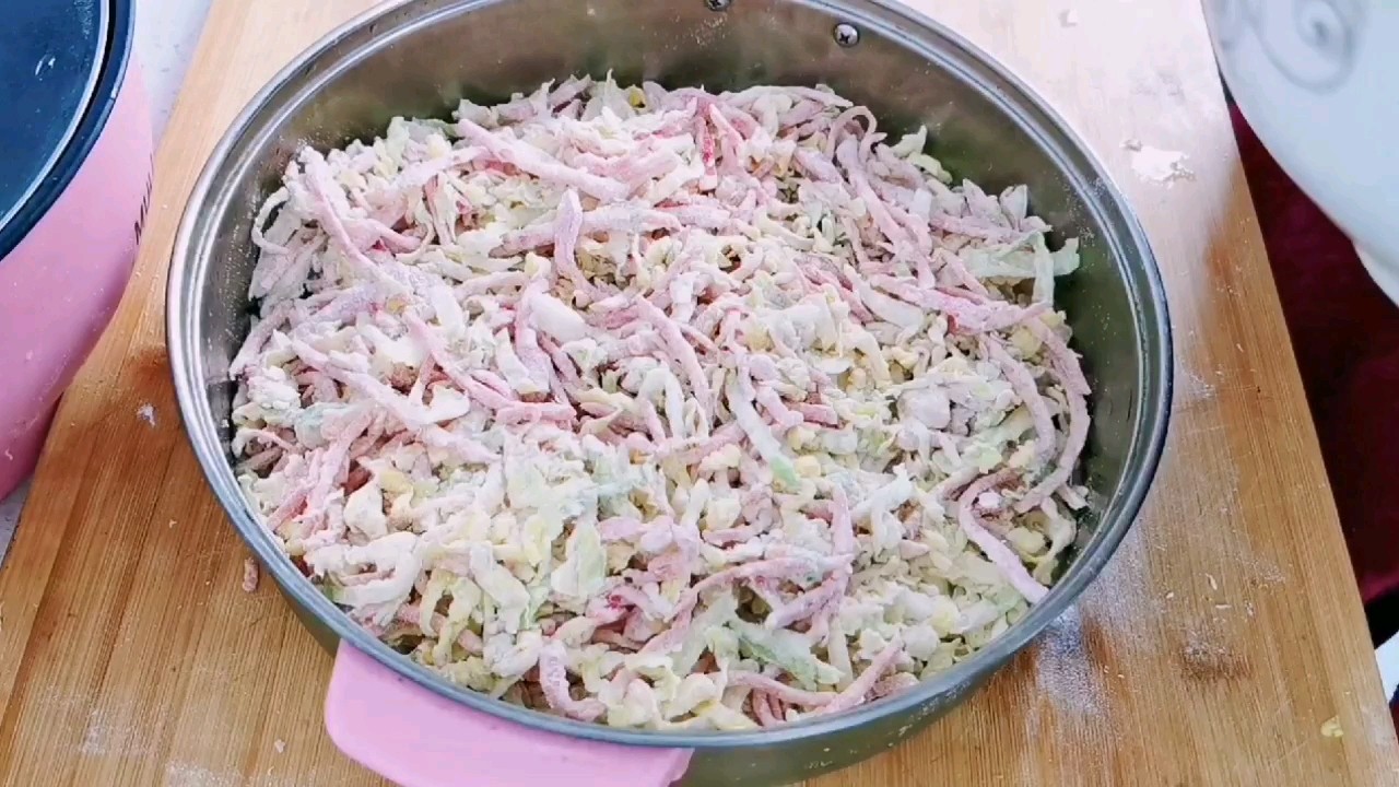 紅蘿卜和娃娃菜，加點面粉抓一抓，可以當主食的“家常麥飯”的做法-家常味蒸菜譜