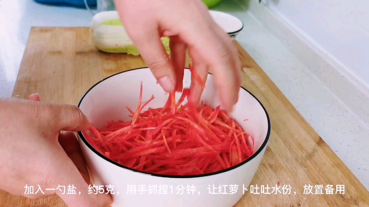 紅蘿卜和娃娃菜，加點面粉抓一抓，可以當主食的“家常麥飯”的做法-家常味蒸菜譜
