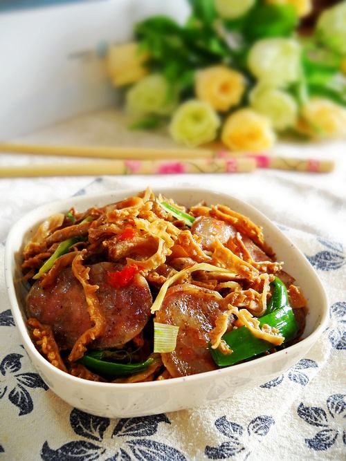 苦瓜干炒臘腸的做法-家常味炒菜譜-易網(wǎng)健康養(yǎng)生網(wǎng) 苦瓜干炒臘腸的做法-家常味炒菜譜