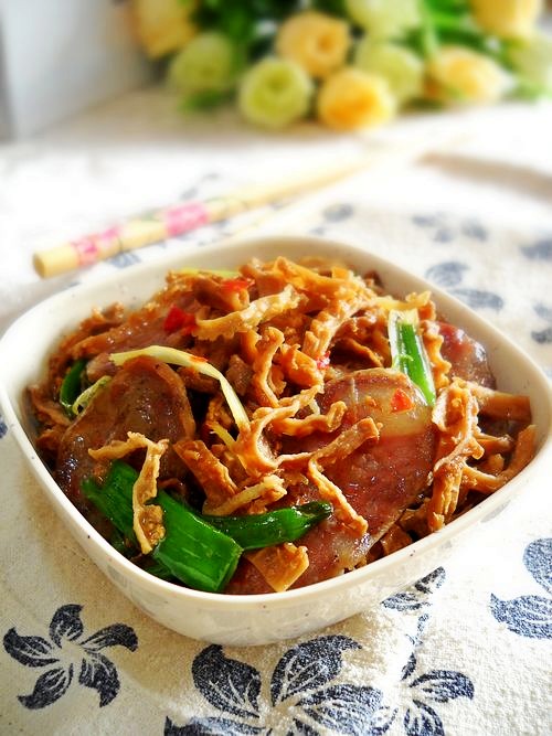 苦瓜干炒臘腸的做法-家常味炒菜譜-易網(wǎng)健康養(yǎng)生網(wǎng) 苦瓜干炒臘腸的做法-家常味炒菜譜