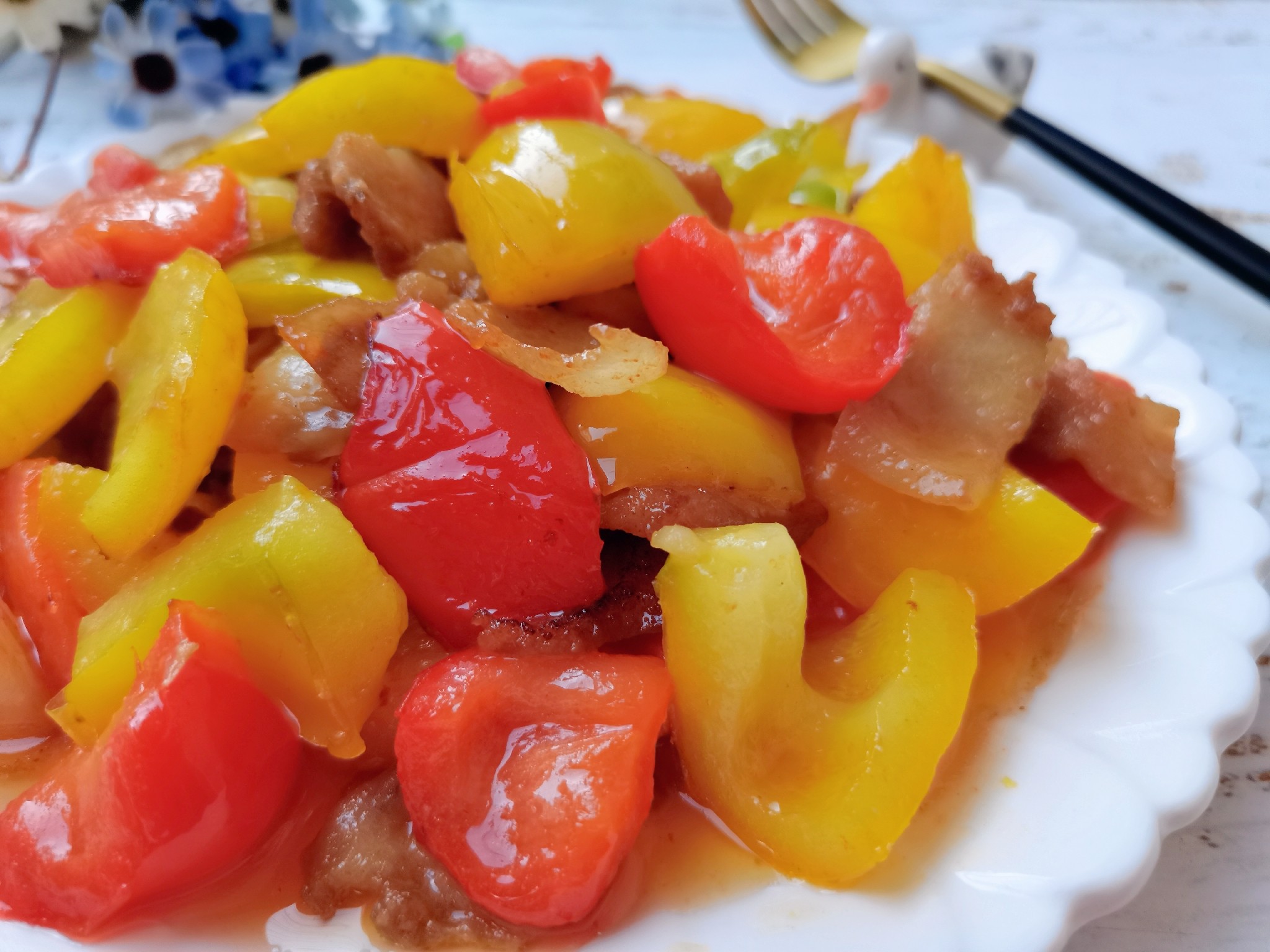 彩椒炒五花肉的做法-家常味炒菜譜-易網(wǎng)健康養(yǎng)生網(wǎng) 彩椒炒五花肉的做法-家常味炒菜譜