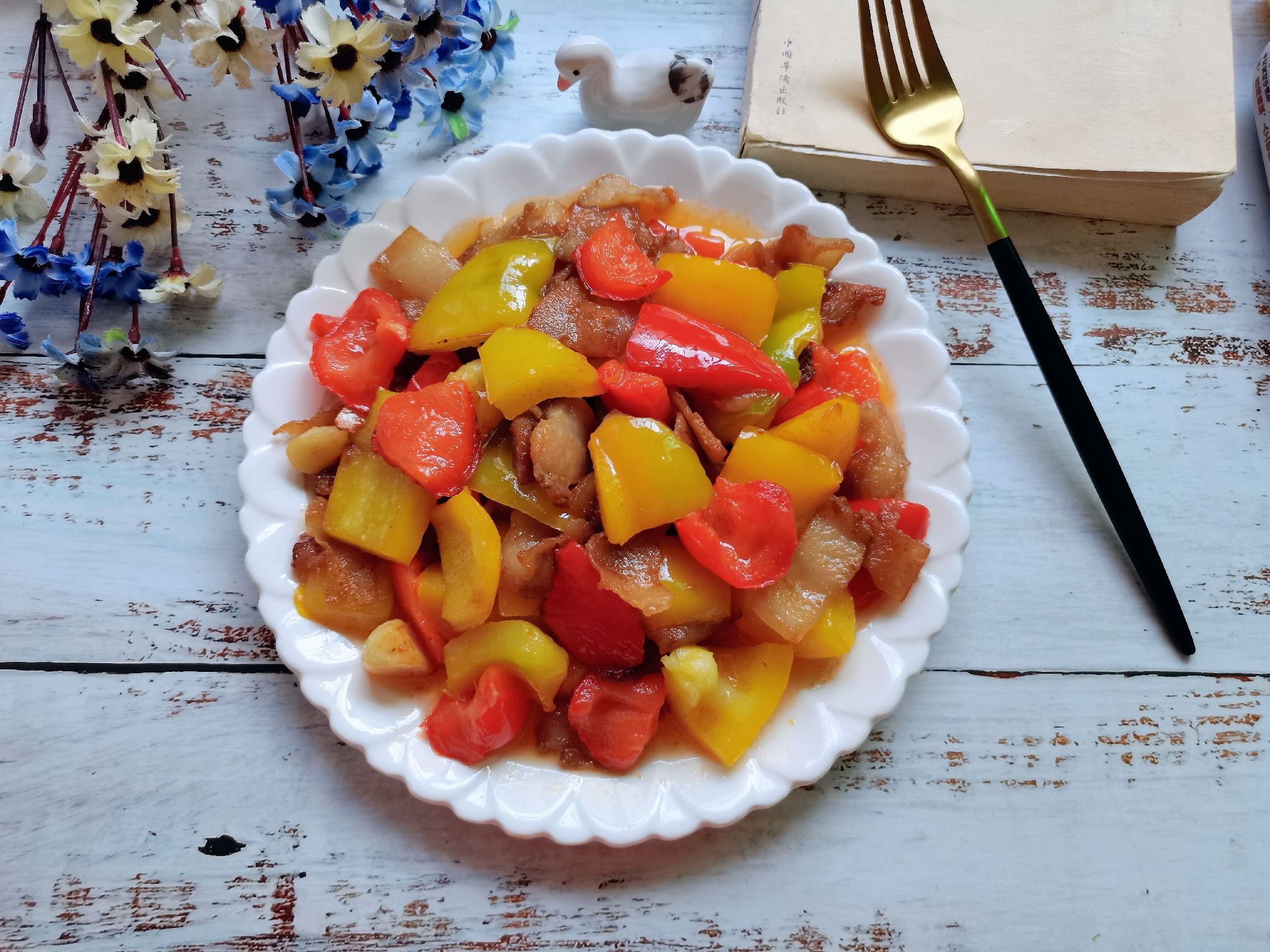 彩椒炒五花肉的做法-家常味炒菜譜-易網(wǎng)健康養(yǎng)生網(wǎng) 彩椒炒五花肉的做法-家常味炒菜譜