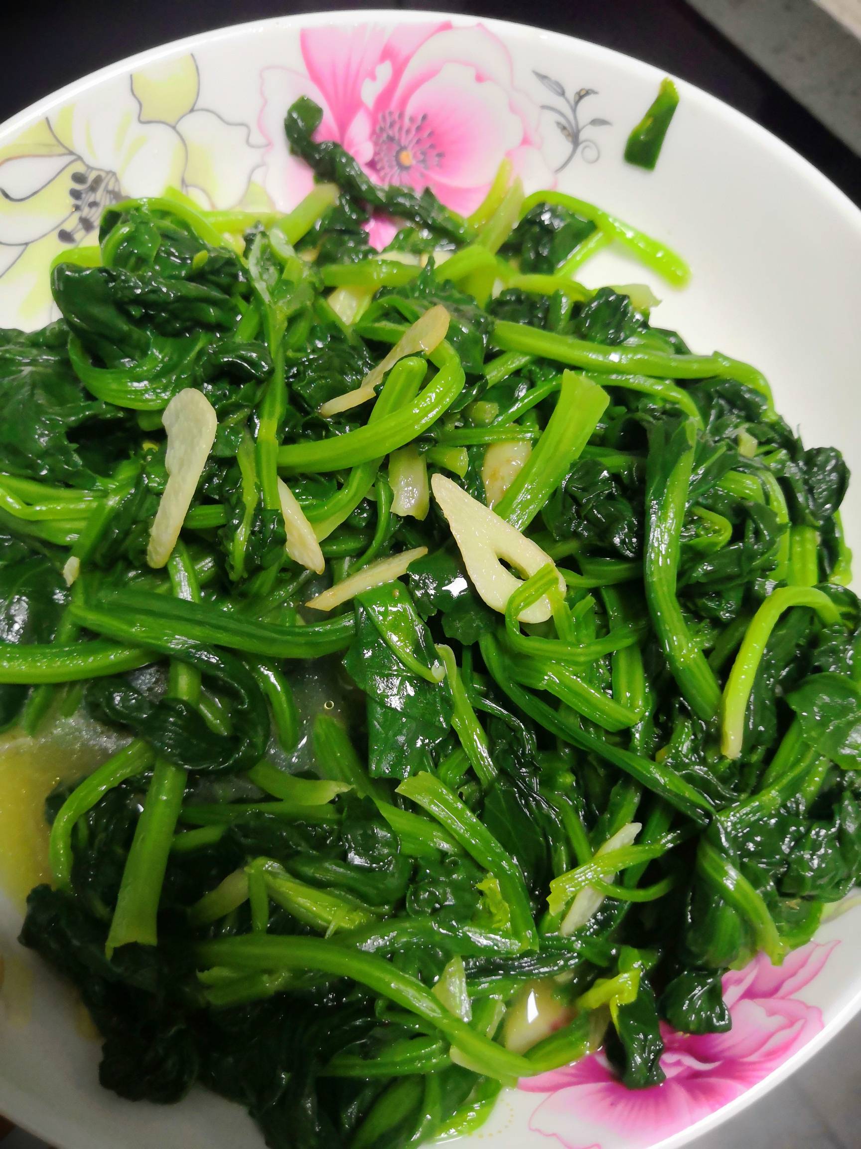 蒜香菠菜的做法-蒜香味炒菜譜-易網健康養生網 蒜香菠菜的做法-蒜香味炒菜譜