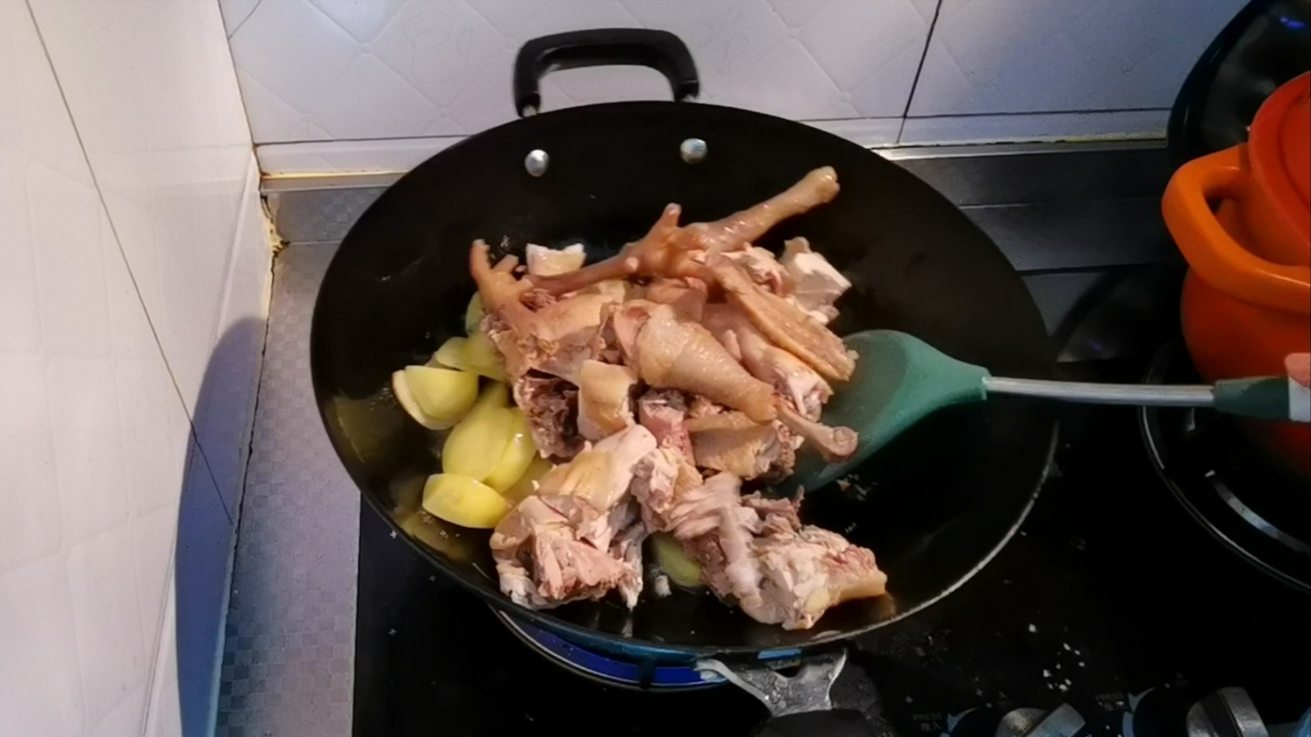 東北人最愛(ài)的小雞燉蘑菇土豆的做法-家常味燉菜譜