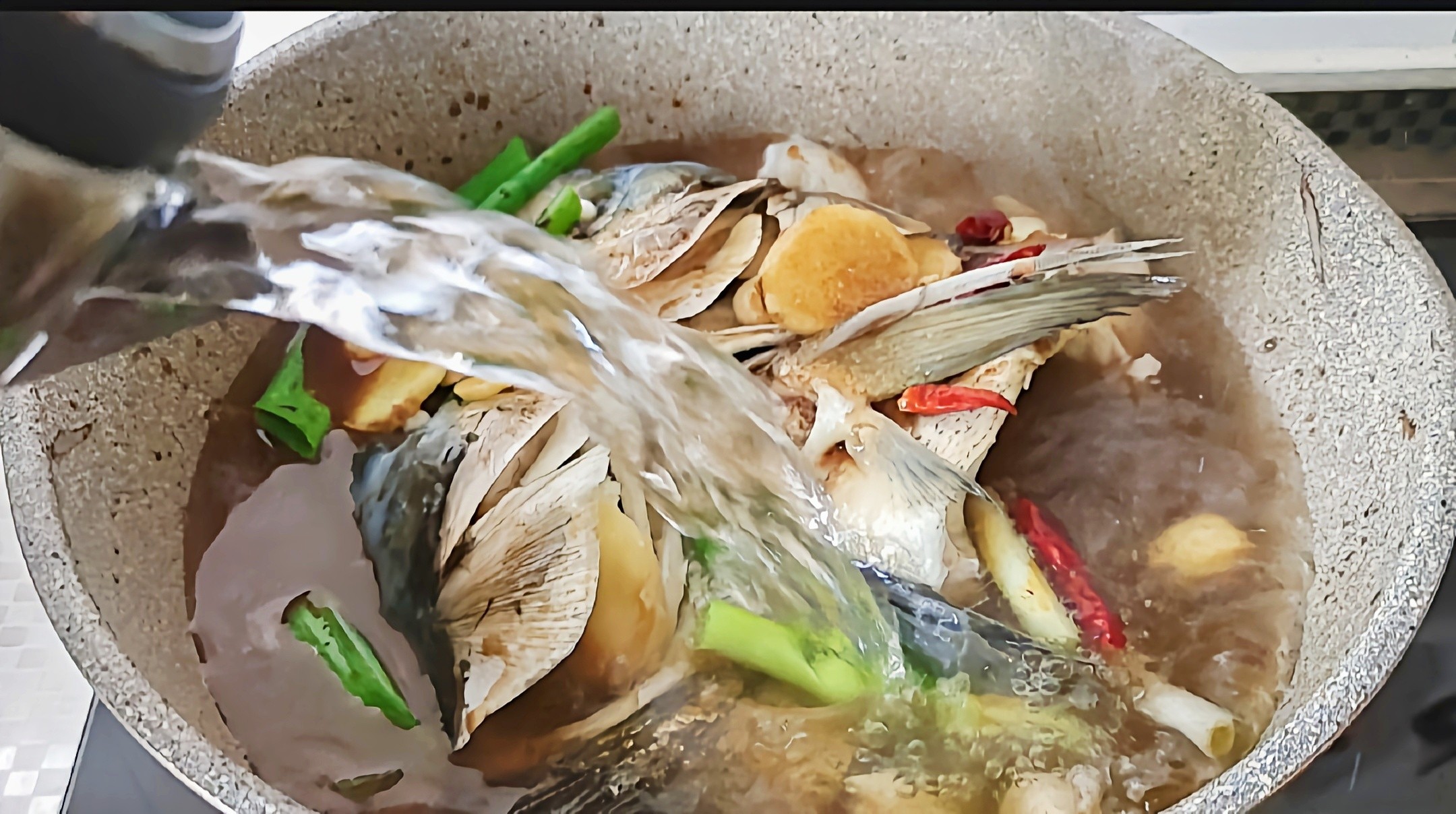 秋冬這樣吃，菜飯一鍋出~魚頭泡餅的做法-咸鮮味燉菜譜