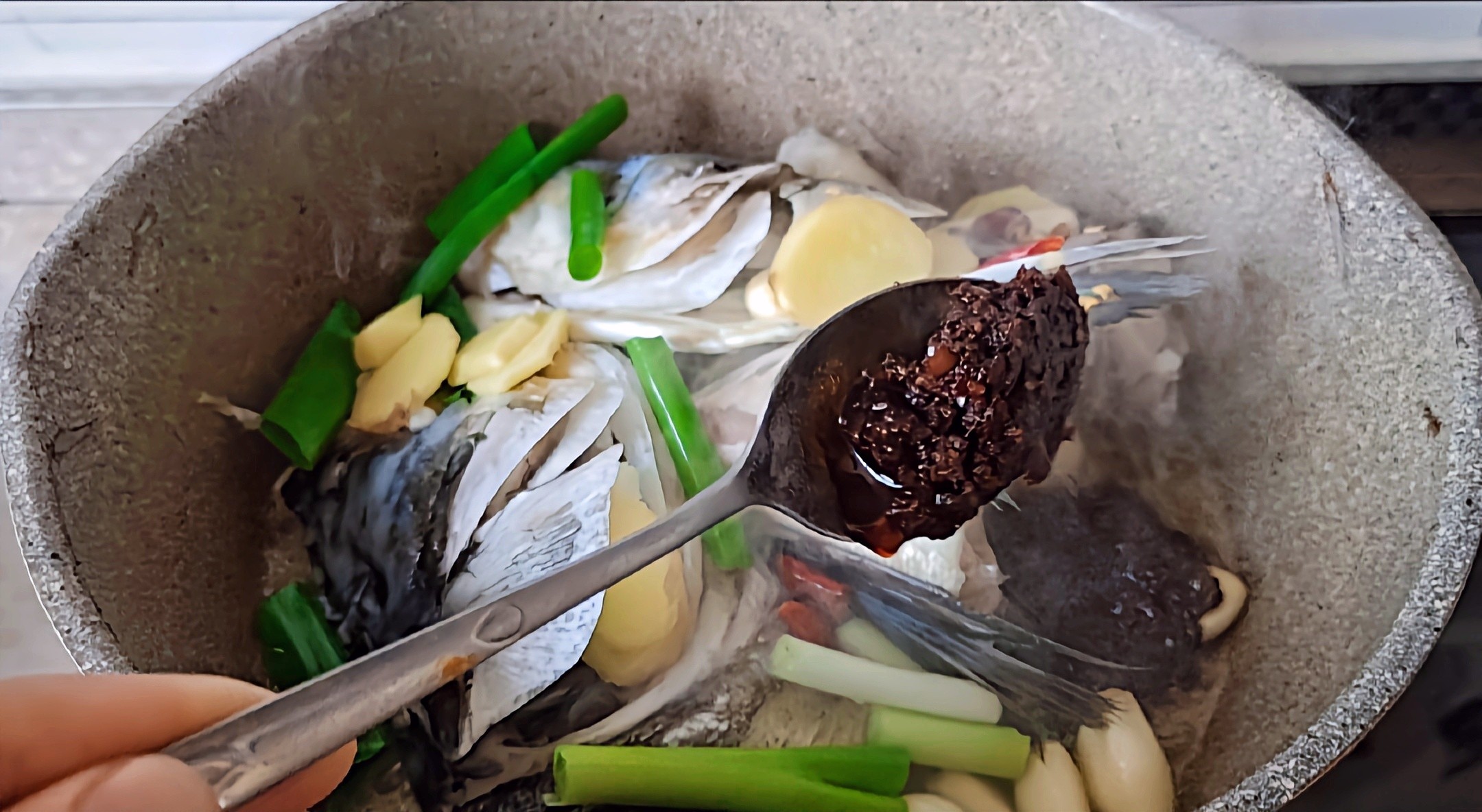 秋冬這樣吃，菜飯一鍋出~魚頭泡餅的做法-咸鮮味燉菜譜