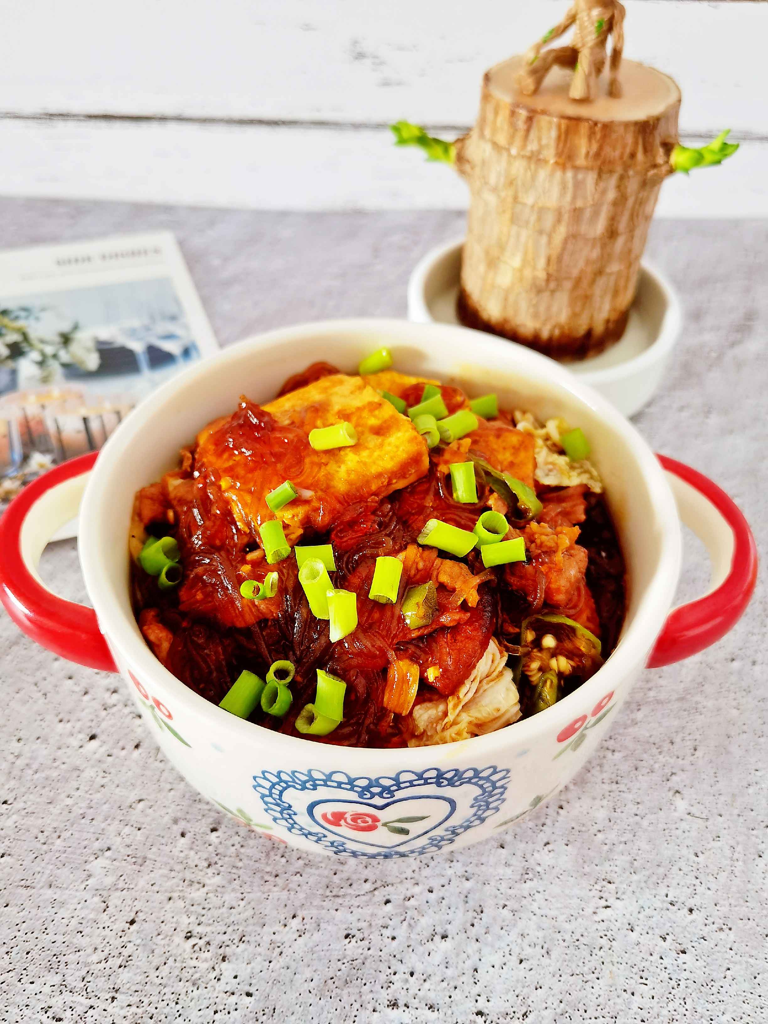 冬日暖胃家常菜-豆腐粉絲煲,葷素搭配,經濟實惠又美味的做法-咸鮮味炒菜譜-易網健康養生網 冬日暖胃家常菜-豆腐粉絲煲,葷素搭配,經濟實惠又美味的做法-咸鮮味炒菜譜