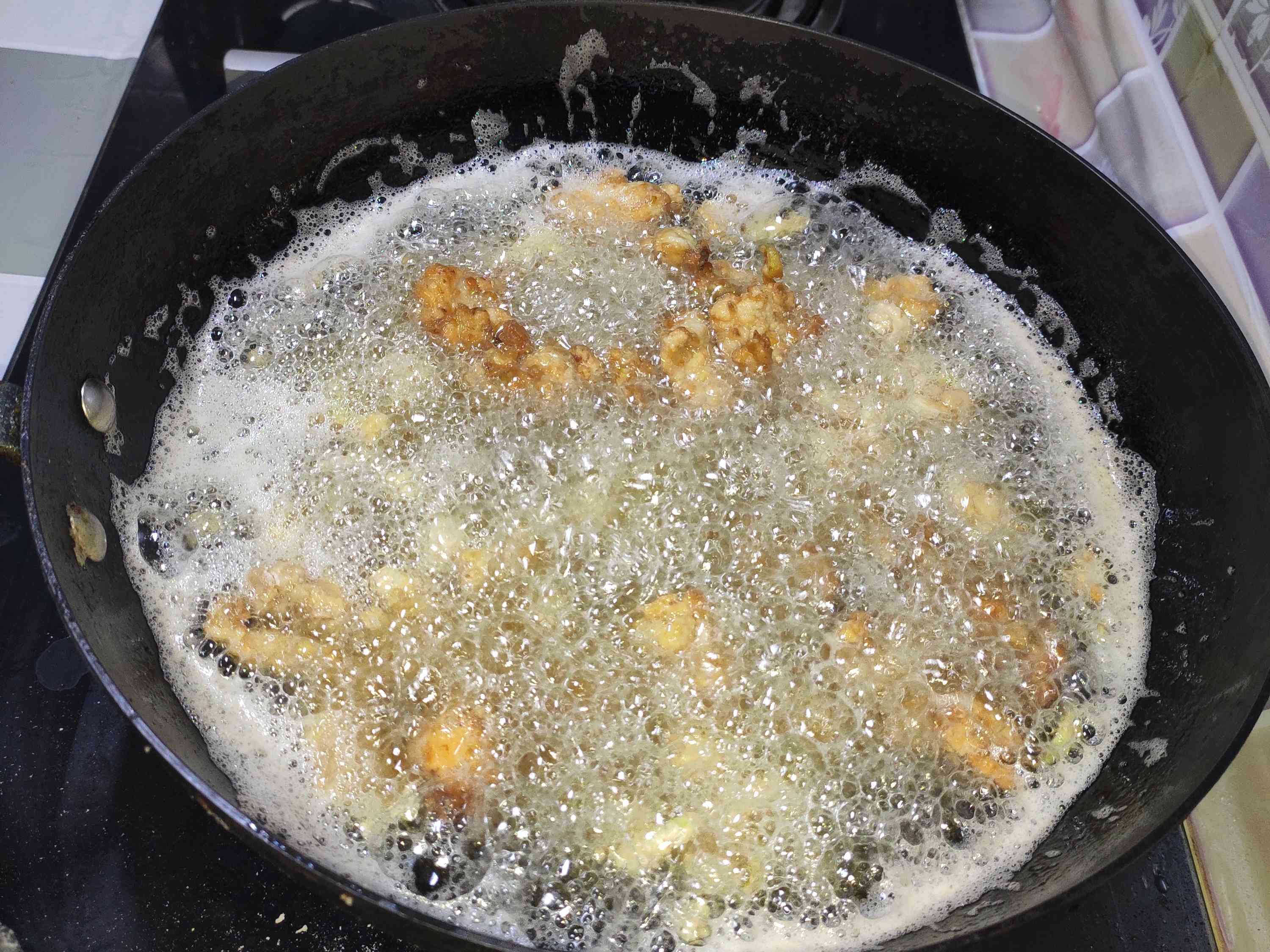 燒烤味的酥脆雞米花的做法-咸鮮味炸菜譜
