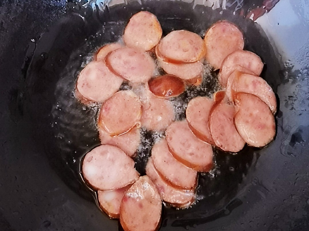 1根香腸1份豆芽隨便1炒，簡單美味又下飯的做法-咸鮮味炒菜譜