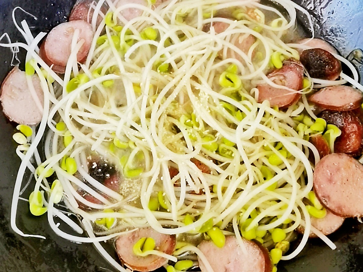 1根香腸1份豆芽隨便1炒，簡單美味又下飯的做法-咸鮮味炒菜譜
