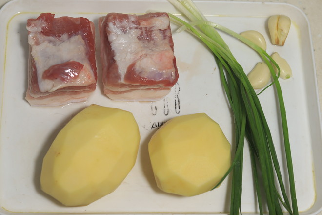 五花肉燉土豆的做法-家常味燉菜譜