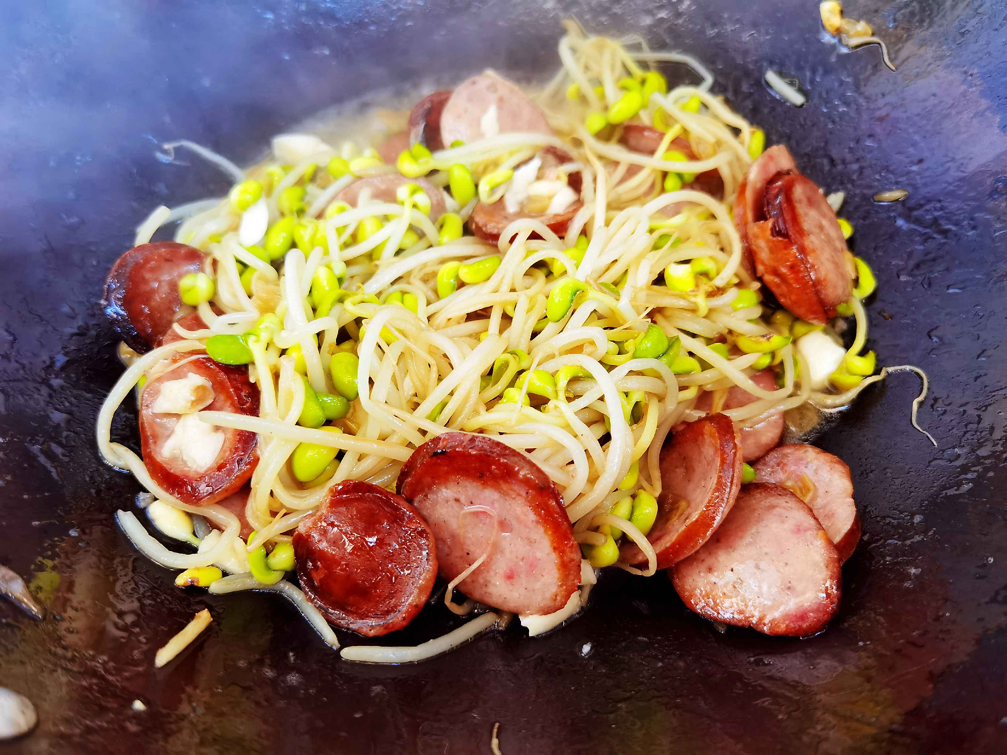 1根香腸1份豆芽隨便1炒，簡單美味又下飯的做法-咸鮮味炒菜譜