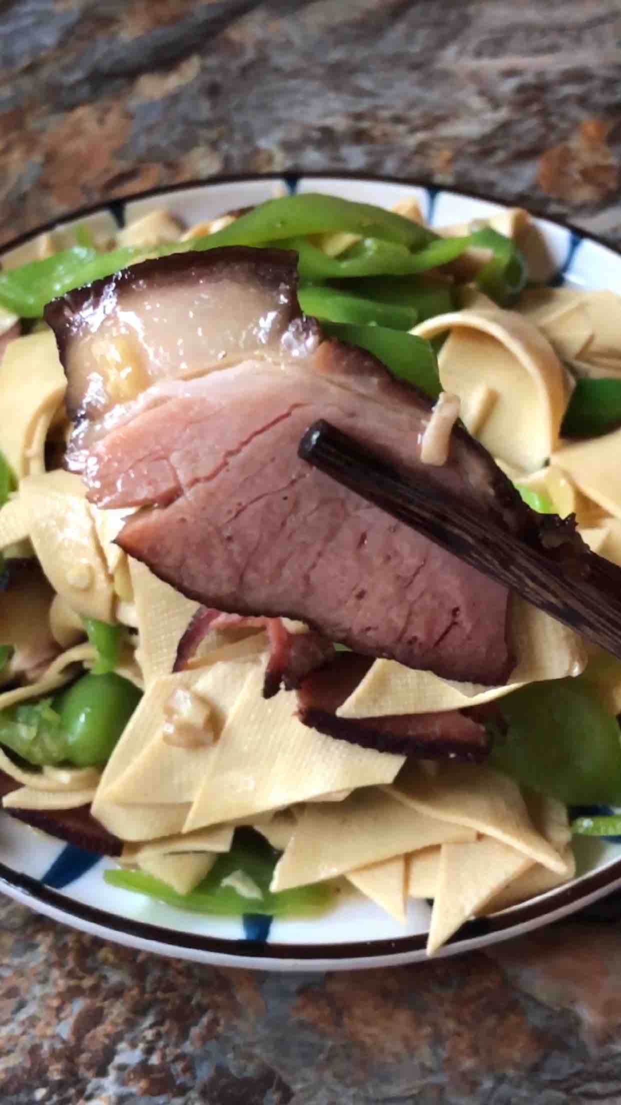 老臘肉豆皮的做法-家常味炒菜譜-易網健康養生網 老臘肉豆皮的做法-家常味炒菜譜
