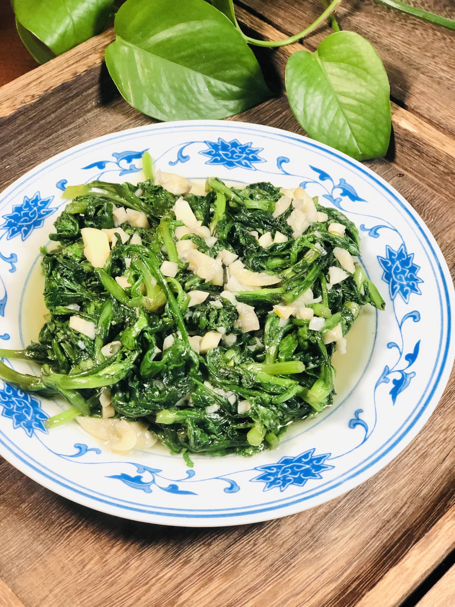 蒜泥茼蒿的做法-家常味炒菜譜