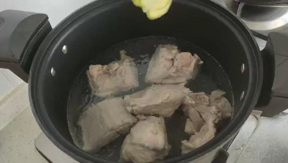 濃濃東北味的酸菜燉大骨的做法-咸鮮味煮菜譜
