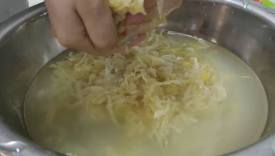 濃濃東北味的酸菜燉大骨的做法-咸鮮味煮菜譜