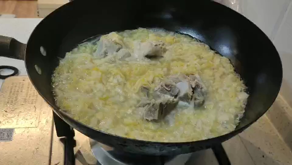 濃濃東北味的酸菜燉大骨的做法-咸鮮味煮菜譜