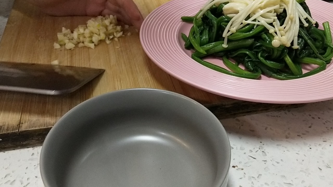 酸香開胃的涼拌菠菜的做法-家常味拌菜譜