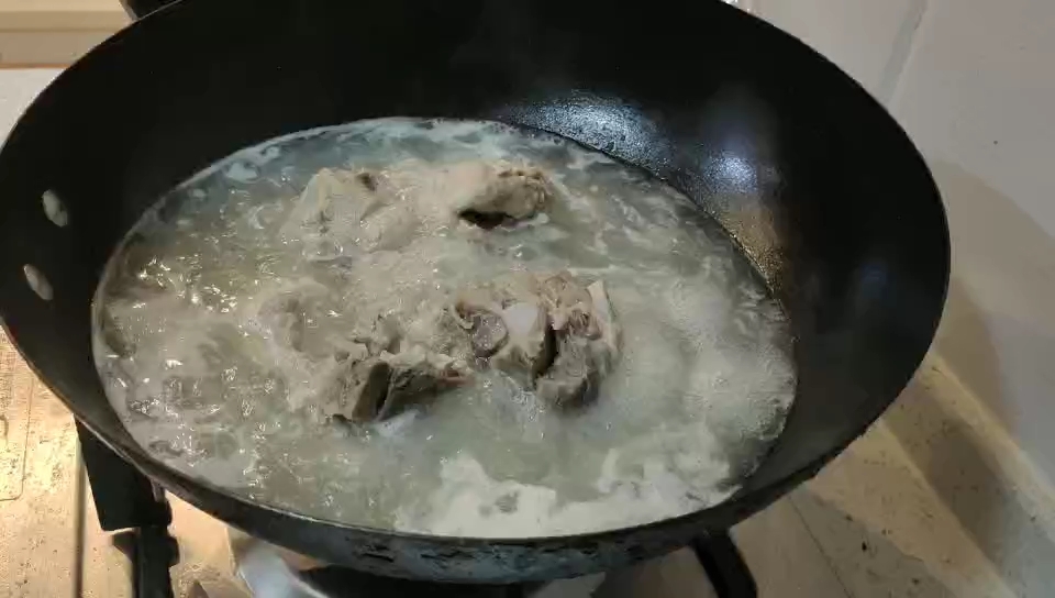 濃濃東北味的酸菜燉大骨的做法-咸鮮味煮菜譜
