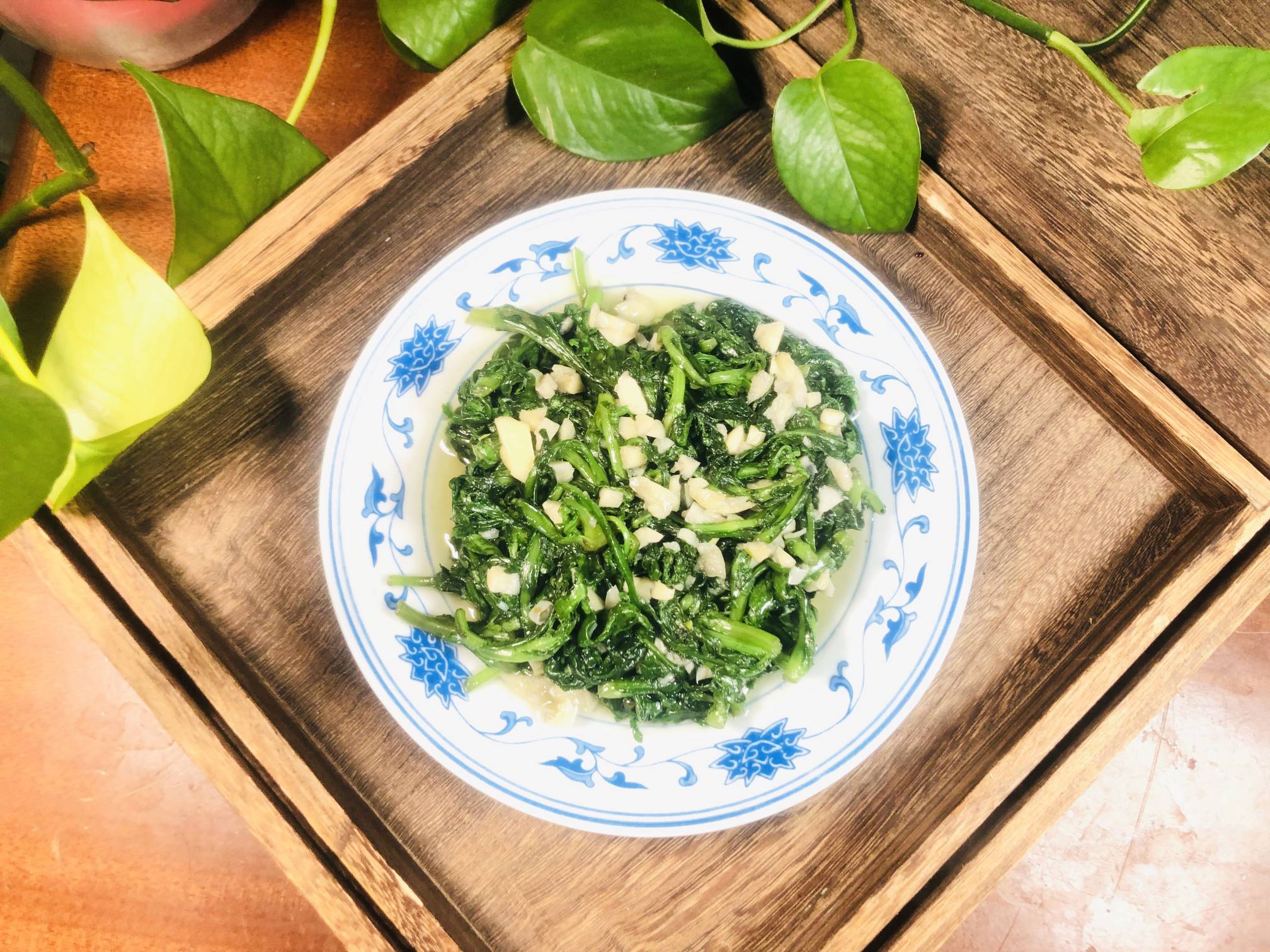 蒜泥茼蒿的做法-家常味炒菜譜