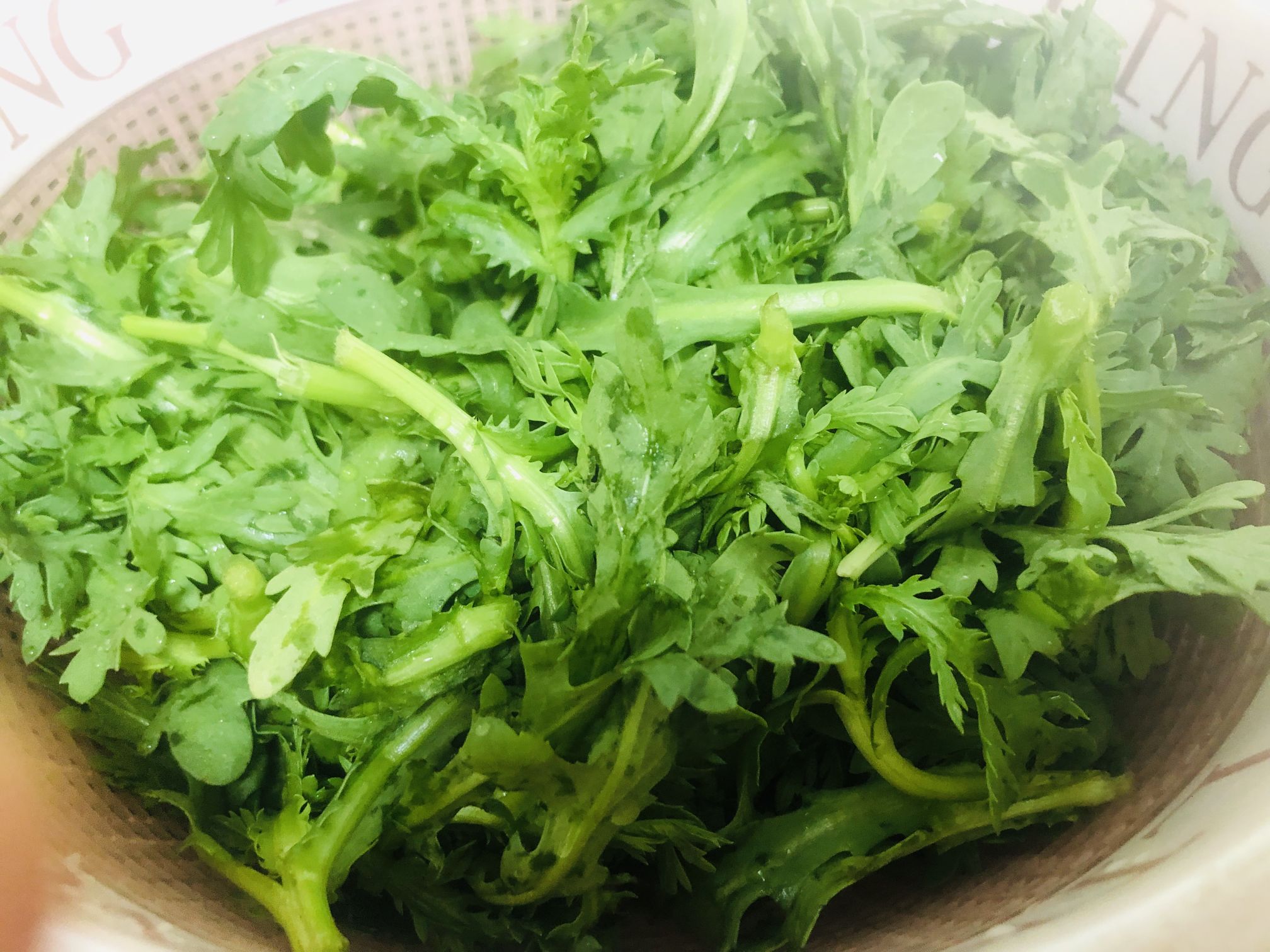 蒜泥茼蒿的做法-家常味炒菜譜