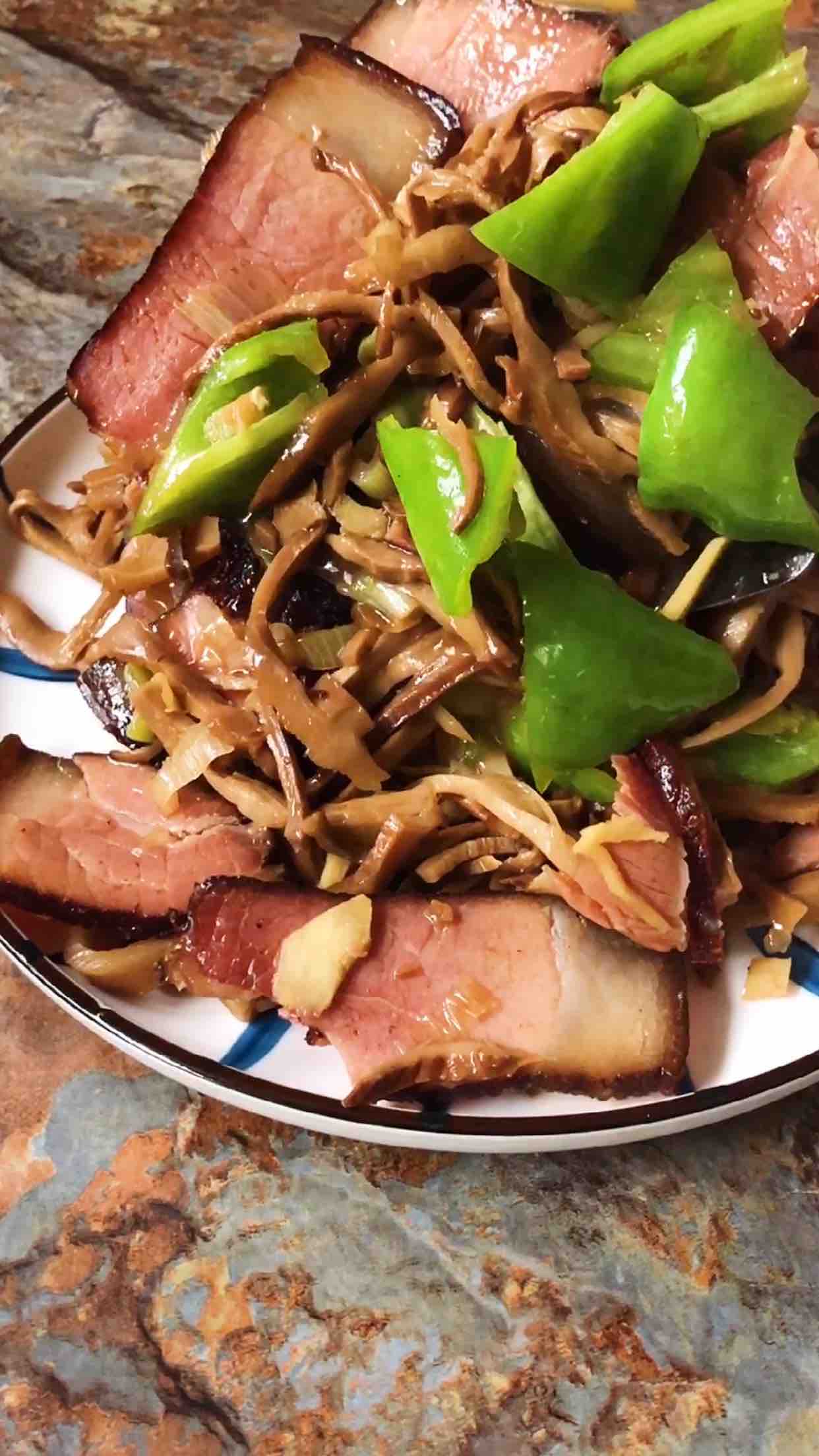臘肉炒油燜筍絲的做法-家常味炒菜譜-易網(wǎng)健康養(yǎng)生網(wǎng) 臘肉炒油燜筍絲的做法-家常味炒菜譜