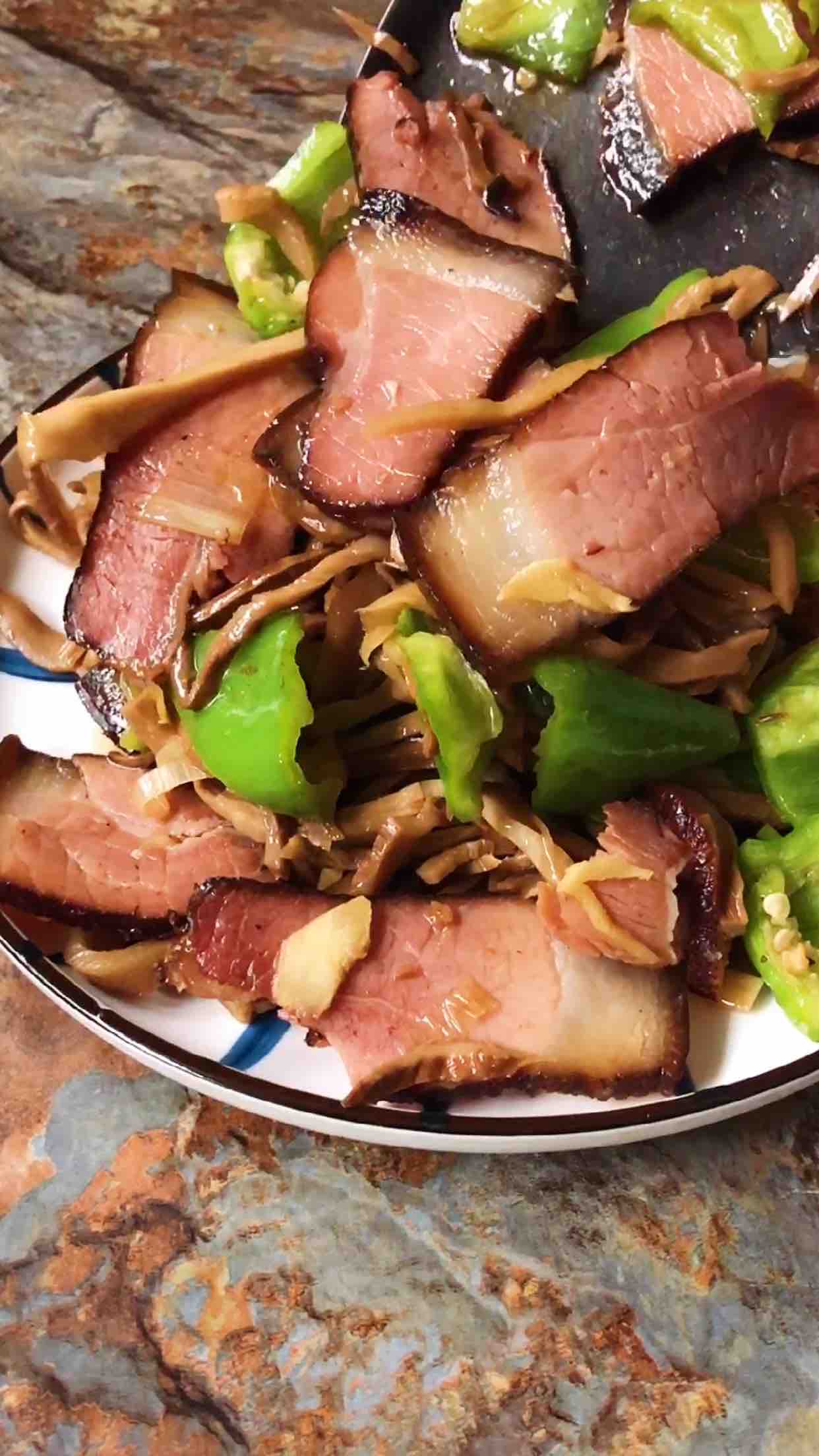 臘肉炒油燜筍絲的做法-家常味炒菜譜-易網(wǎng)健康養(yǎng)生網(wǎng) 臘肉炒油燜筍絲的做法-家常味炒菜譜