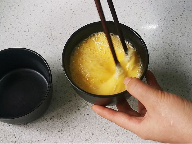 蒸水蛋香滑軟嫩的關(guān)鍵是雞蛋與水的比例,一個蛋殼就可以搞定的做法-咸鮮味蒸菜譜-易網(wǎng)健康養(yǎng)生網(wǎng) 蒸水蛋香滑軟嫩的關(guān)鍵是雞蛋與水的比例,一個蛋殼就可以搞定的做法-咸鮮味蒸菜譜