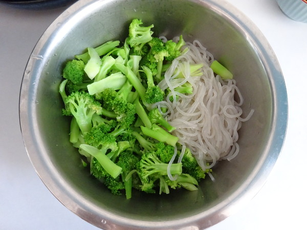 西蘭花拌紅薯粉的做法-香辣味拌菜譜-易網健康養生網 西蘭花拌紅薯粉的做法-香辣味拌菜譜