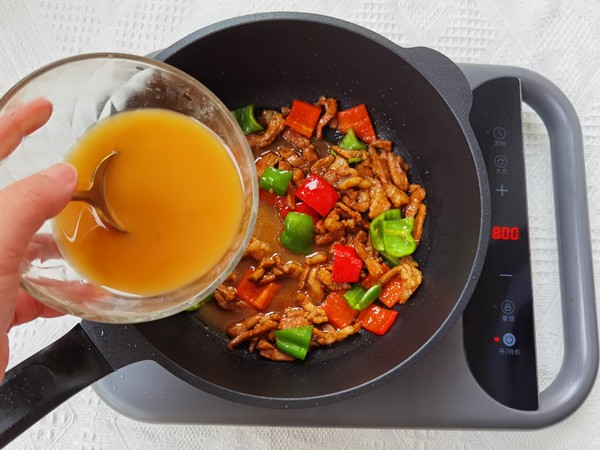微辣鮮嫩的下飯菜，青紅椒炒肉絲的做法-咸鮮味炒菜譜