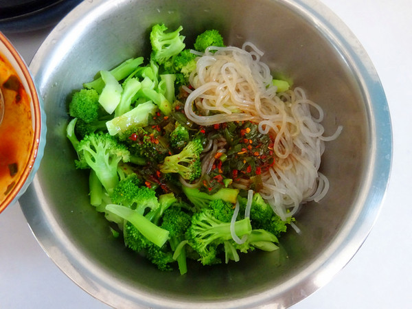西蘭花拌紅薯粉的做法-香辣味拌菜譜-易網健康養生網 西蘭花拌紅薯粉的做法-香辣味拌菜譜