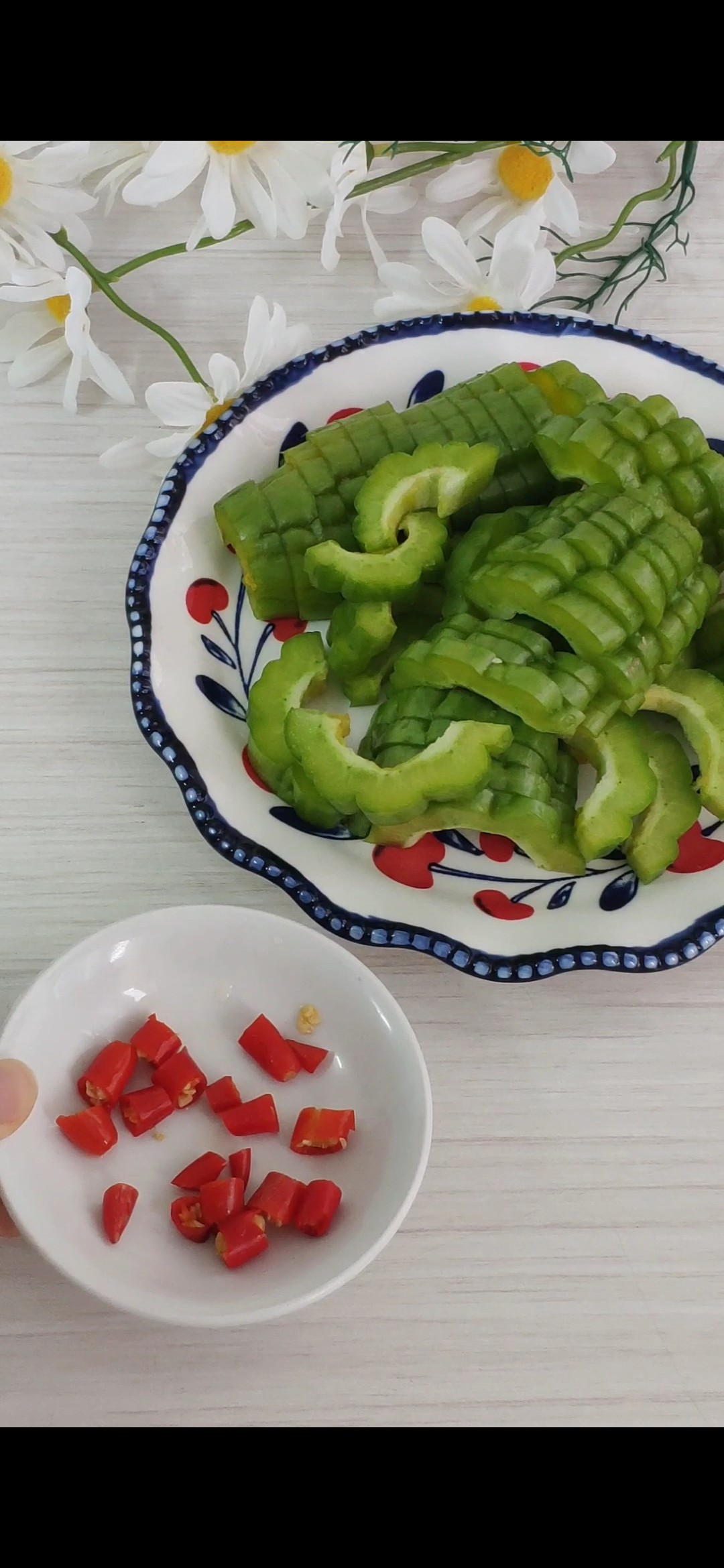辣炒苦瓜，口感爽脆，香辣又下飯的做法-家常味炒菜譜
