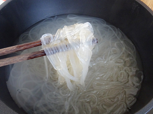 西蘭花拌紅薯粉的做法-香辣味拌菜譜-易網<a href=http://www.aoa7937.com/ target=_blank class=infotextkey>健康養生</a>網 西蘭花拌紅薯粉的做法-香辣味拌菜譜
