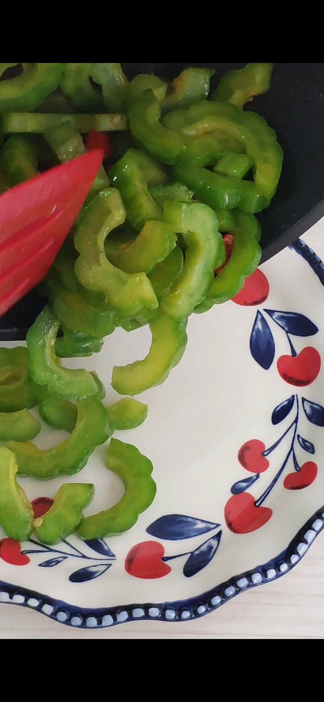 辣炒苦瓜，口感爽脆，香辣又下飯的做法-家常味炒菜譜
