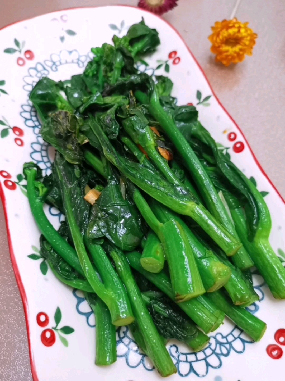 大蒜炒芥蘭的做法-家常味炒菜譜