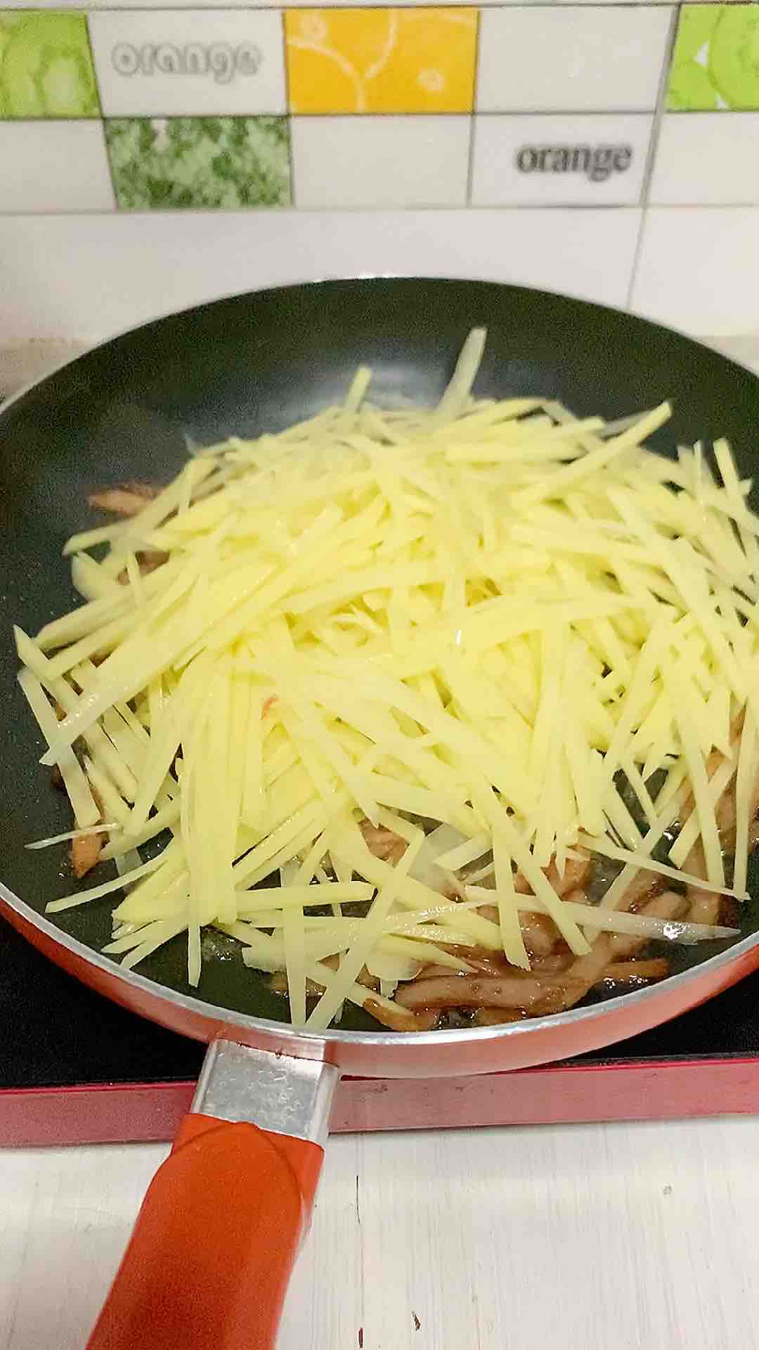 午餐肉炒土豆絲的做法-家常味炒菜譜