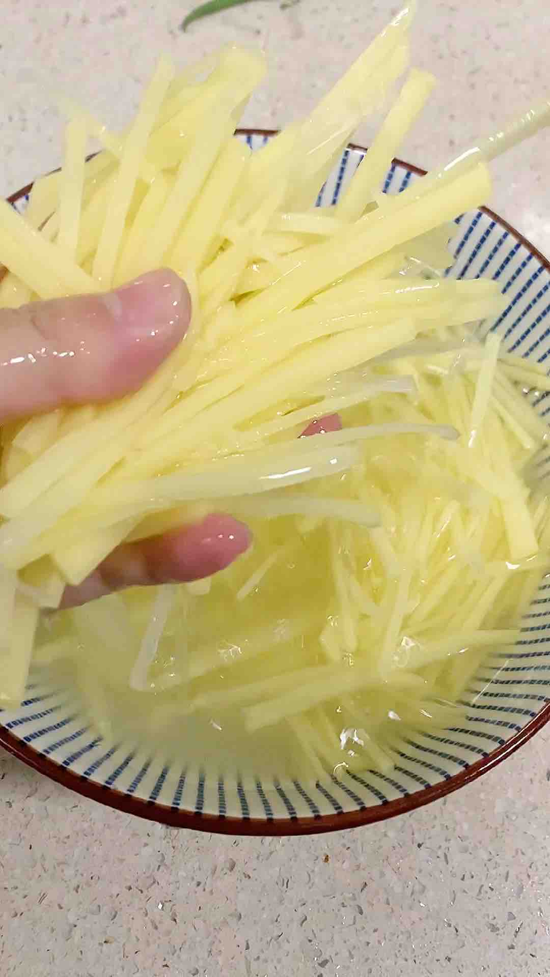 午餐肉炒土豆絲的做法-家常味炒菜譜