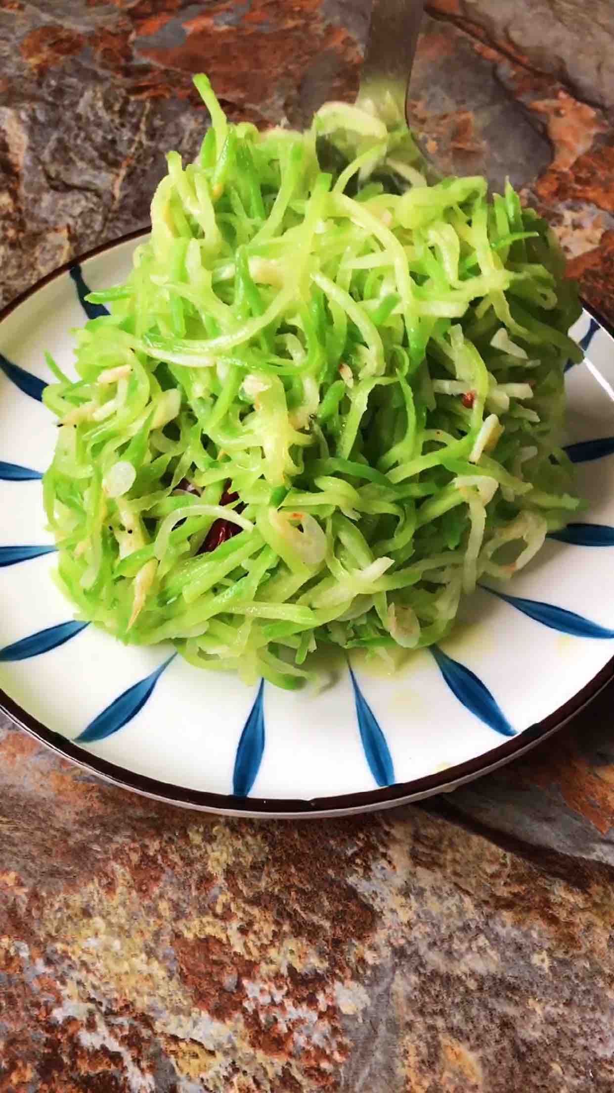 蘿卜絲炒蝦皮的做法-家常味炒菜譜-易網健康養生網 蘿卜絲炒蝦皮的做法-家常味炒菜譜