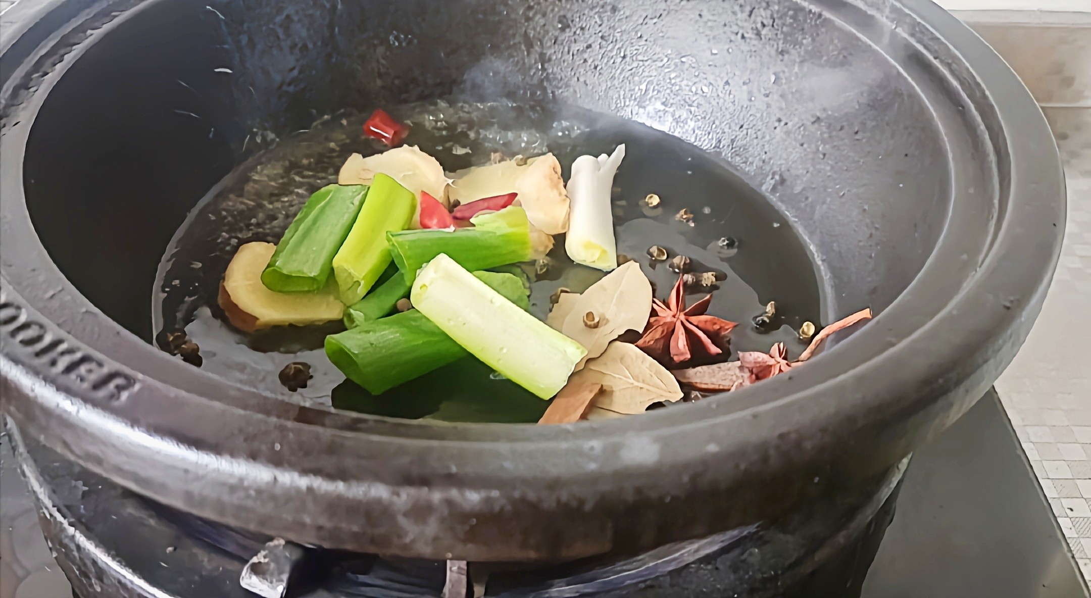豬蹄這樣做，軟嫩香爛越啃越過(guò)癮…腐乳花生燉豬蹄的做法-咸鮮味燉菜譜