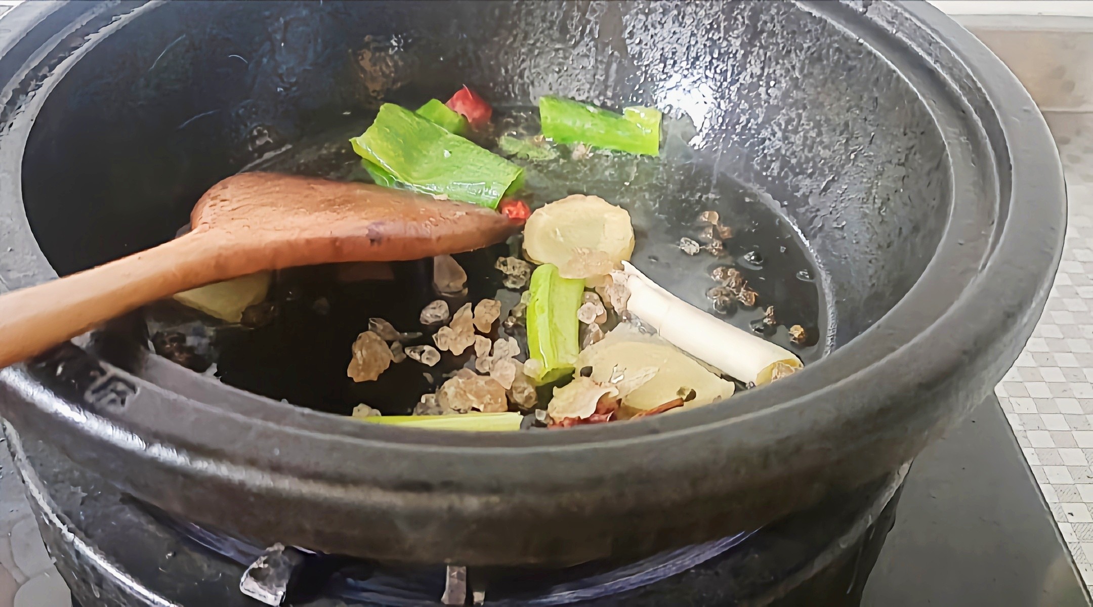豬蹄這樣做，軟嫩香爛越啃越過(guò)癮…腐乳花生燉豬蹄的做法-咸鮮味燉菜譜