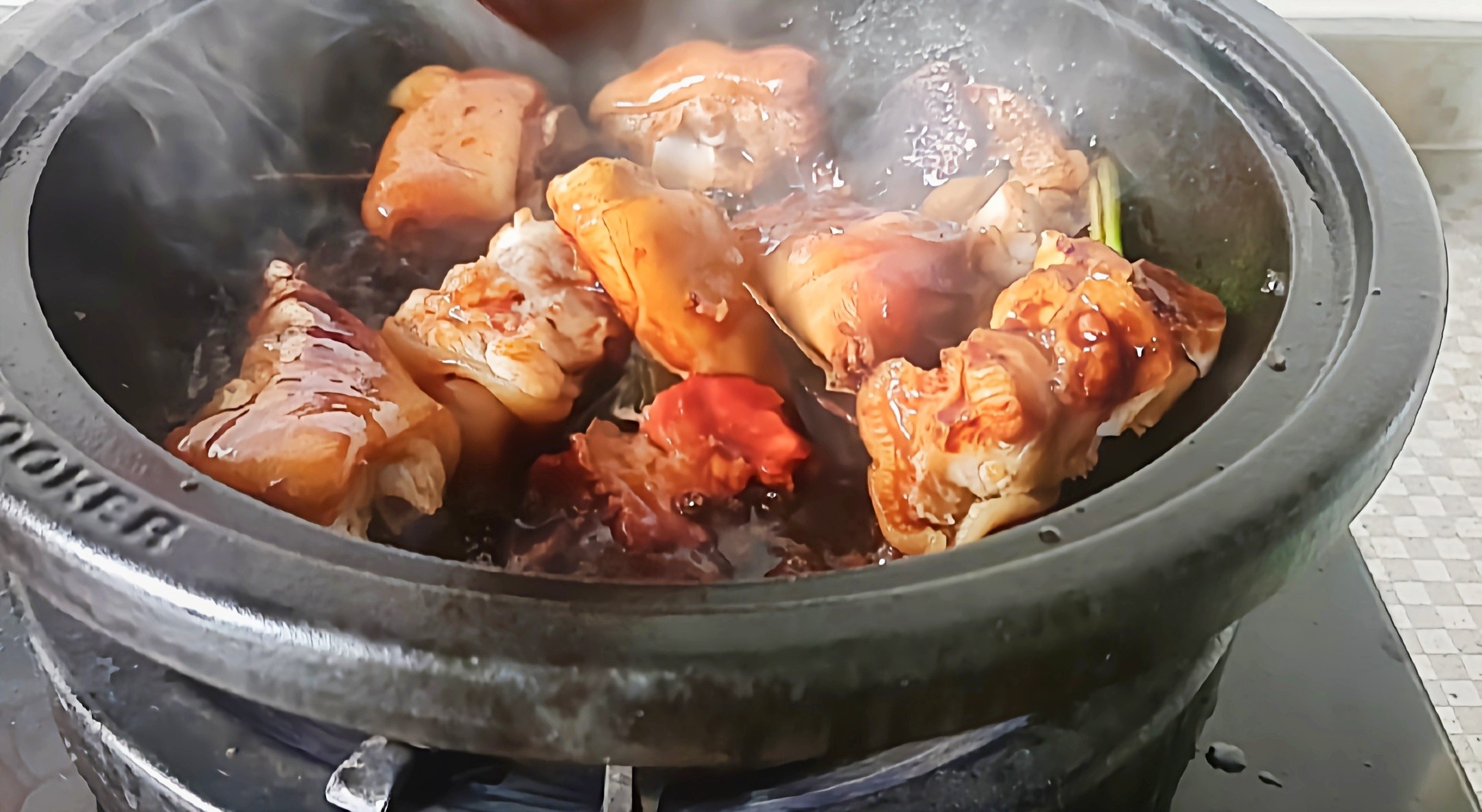 豬蹄這樣做，軟嫩香爛越啃越過(guò)癮…腐乳花生燉豬蹄的做法-咸鮮味燉菜譜