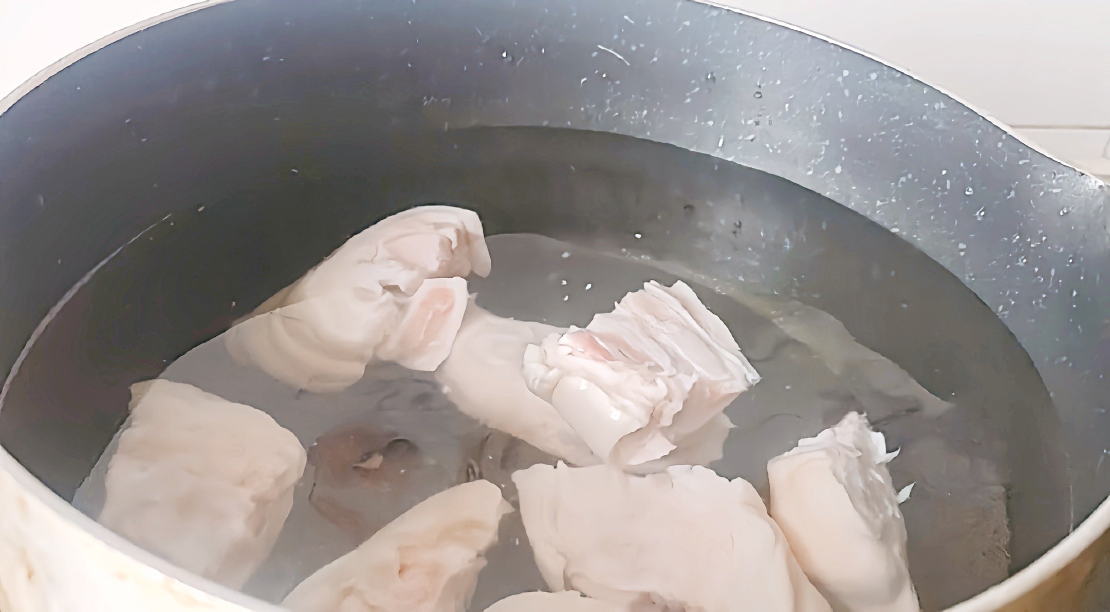 豬蹄這樣做，軟嫩香爛越啃越過(guò)癮…腐乳花生燉豬蹄的做法-咸鮮味燉菜譜