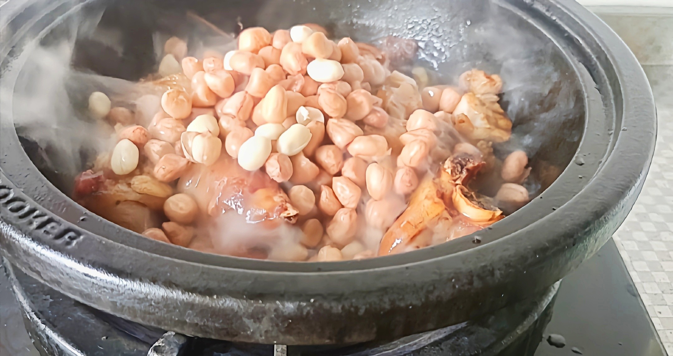 豬蹄這樣做，軟嫩香爛越啃越過(guò)癮…腐乳花生燉豬蹄的做法-咸鮮味燉菜譜