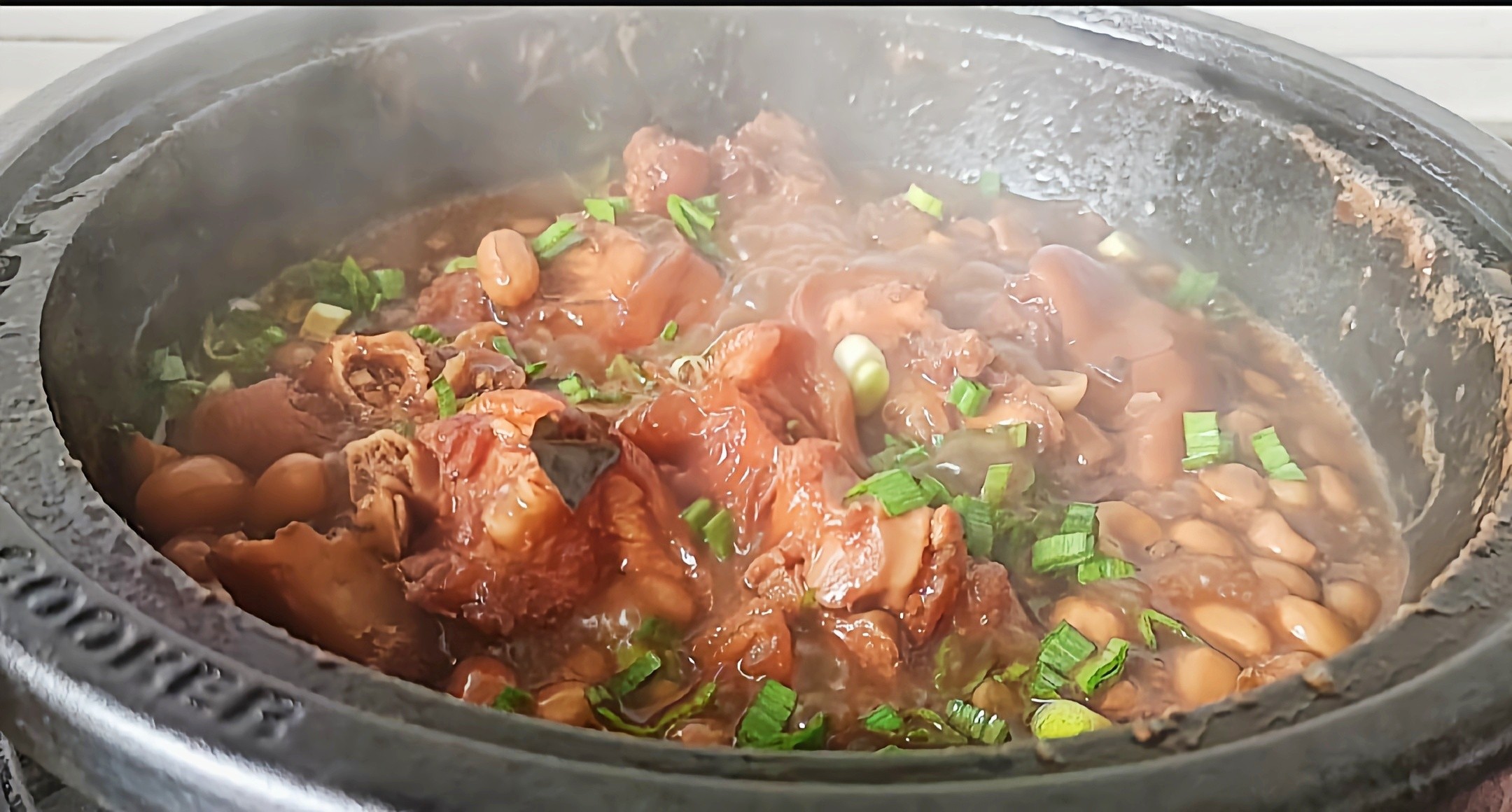 豬蹄這樣做，軟嫩香爛越啃越過(guò)癮…腐乳花生燉豬蹄的做法-咸鮮味燉菜譜