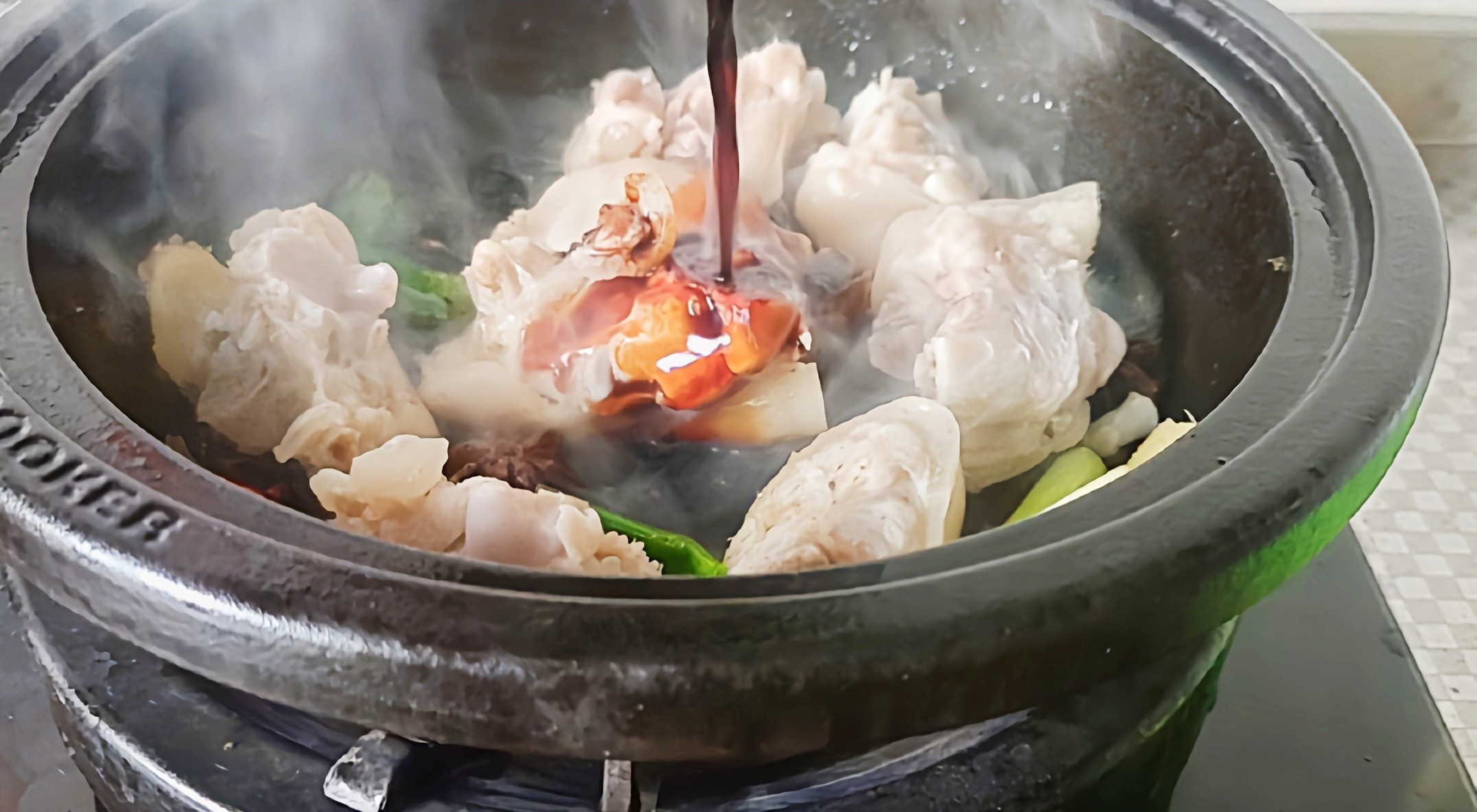 豬蹄這樣做，軟嫩香爛越啃越過(guò)癮…腐乳花生燉豬蹄的做法-咸鮮味燉菜譜