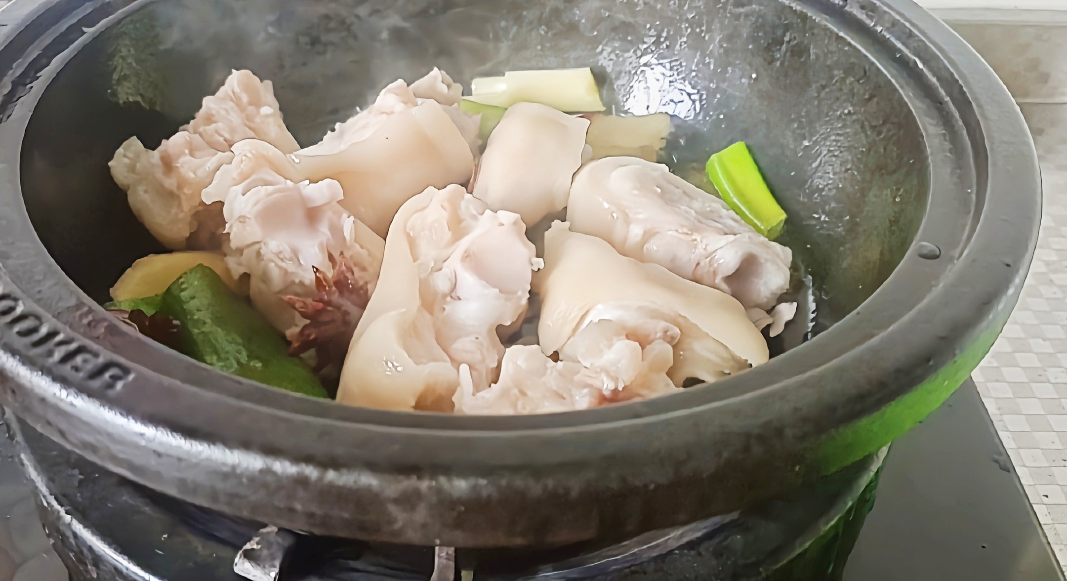 豬蹄這樣做，軟嫩香爛越啃越過(guò)癮…腐乳花生燉豬蹄的做法-咸鮮味燉菜譜