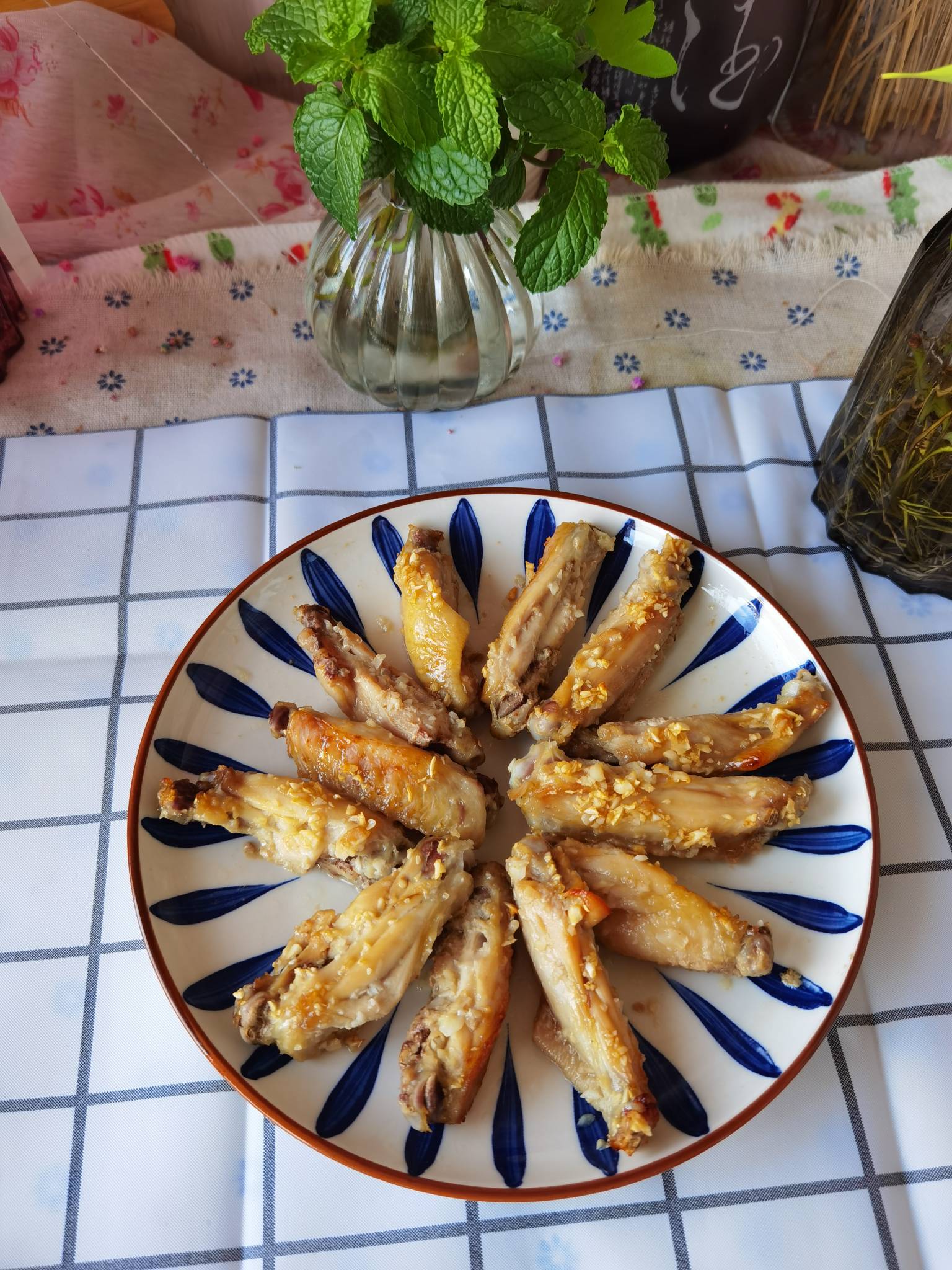蒜香雞翅的做法-咸鮮味烤菜譜-易網健康養生網 蒜香雞翅的做法-咸鮮味烤菜譜