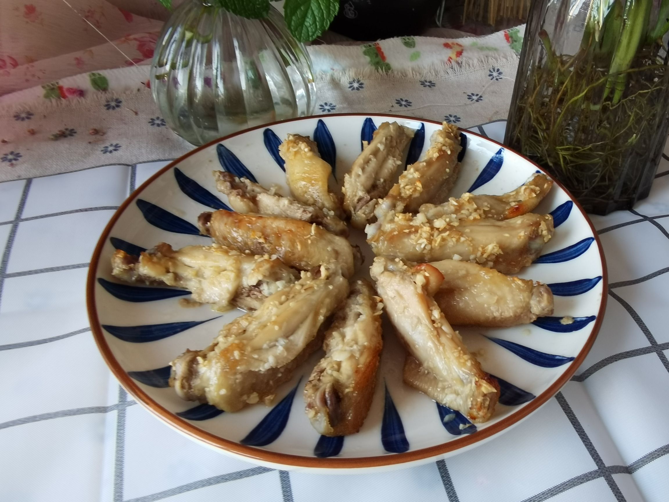 蒜香雞翅的做法-咸鮮味烤菜譜-易網健康養生網 蒜香雞翅的做法-咸鮮味烤菜譜