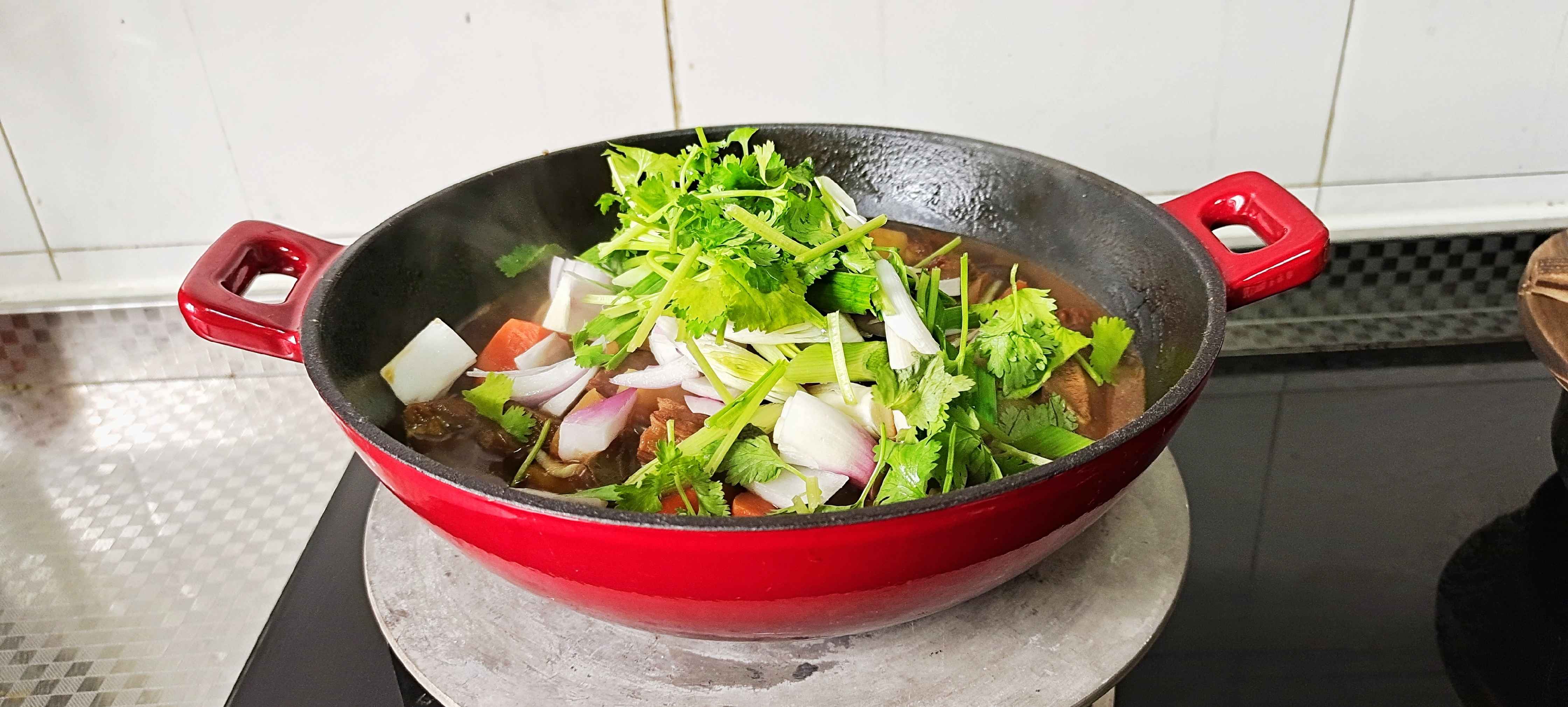 冬季牛肉這樣做,暖身暖胃又滋補…紅燜牛肉鍋的做法-咸鮮味燜菜譜-易網健康養生網 冬季牛肉這樣做,暖身暖胃又滋補…紅燜牛肉鍋的做法-咸鮮味燜菜譜