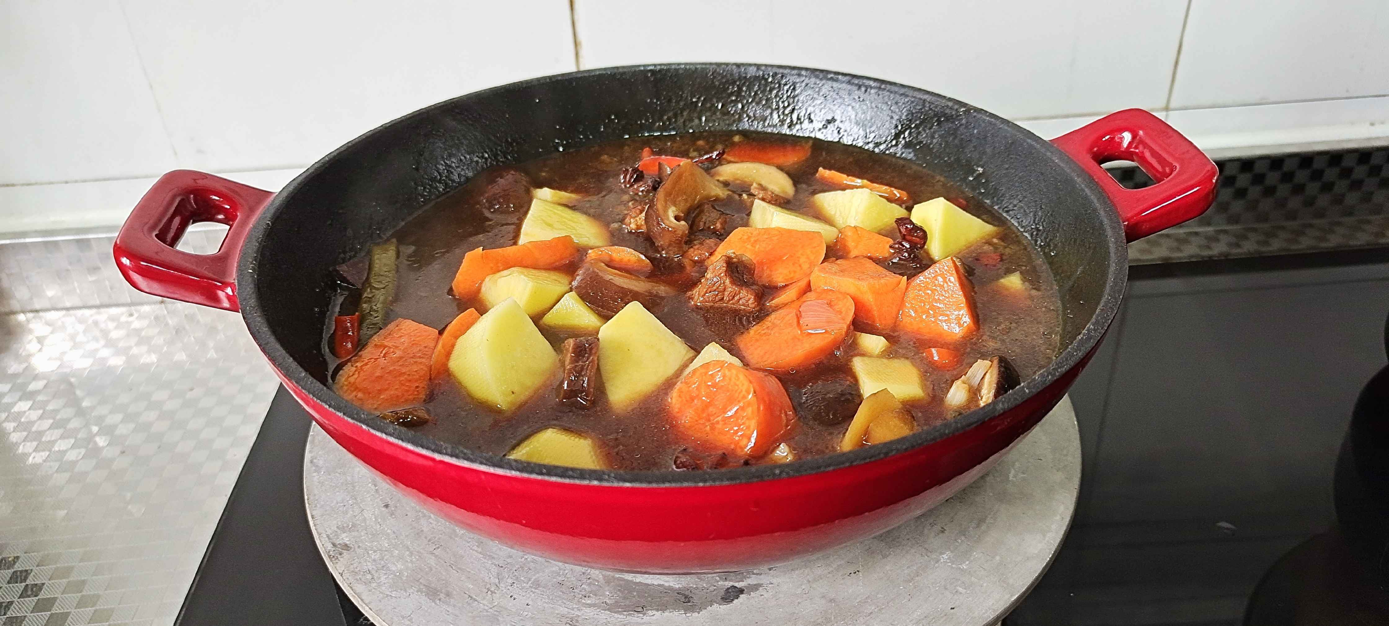 冬季牛肉這樣做,暖身暖胃又滋補…紅燜牛肉鍋的做法-咸鮮味燜菜譜-易網健康養生網 冬季牛肉這樣做,暖身暖胃又滋補…紅燜牛肉鍋的做法-咸鮮味燜菜譜
